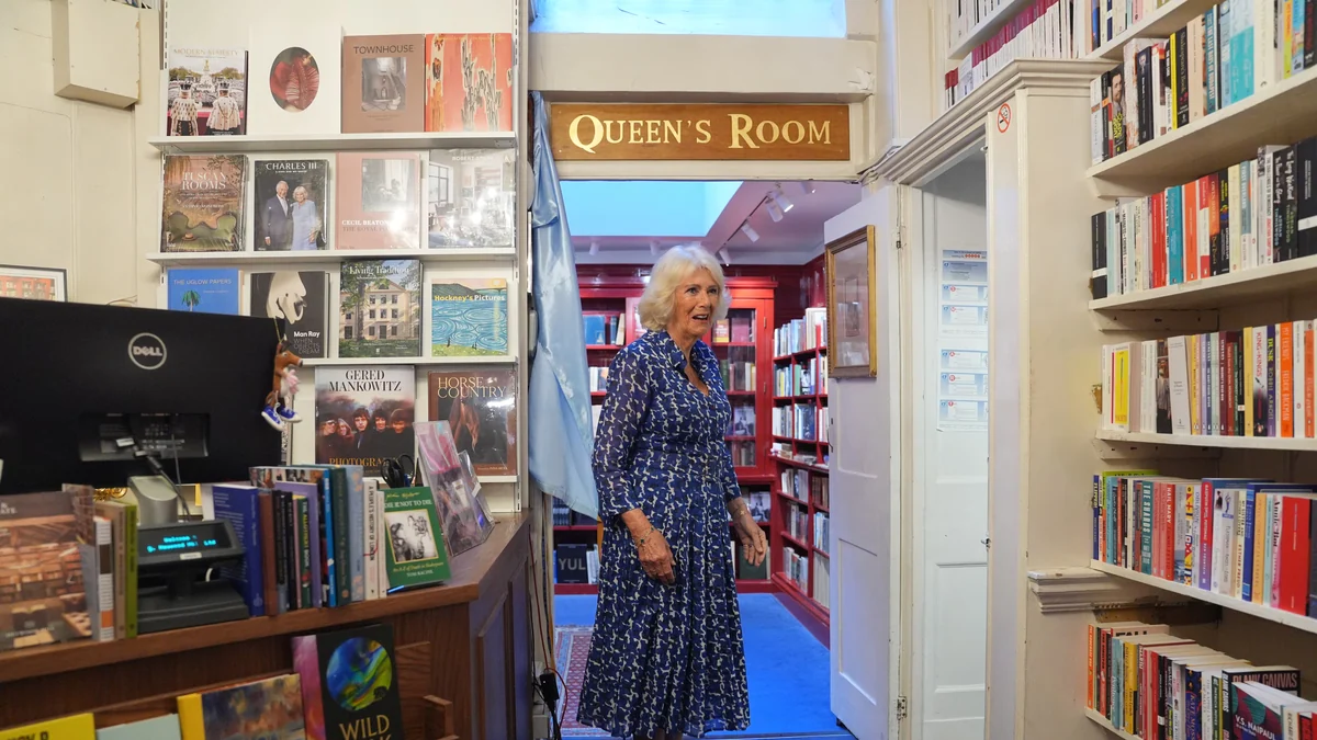La reina Camila visita una librería por sorpresa y confiesa cuáles son sus libros favoritos: de una historia de venganza a su rechazo a la ciencia ficción