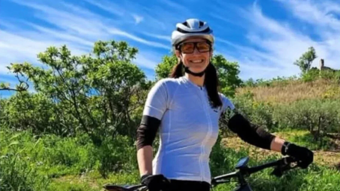 Folle sorpasso e falcia quattro ciclisti, una donna muore