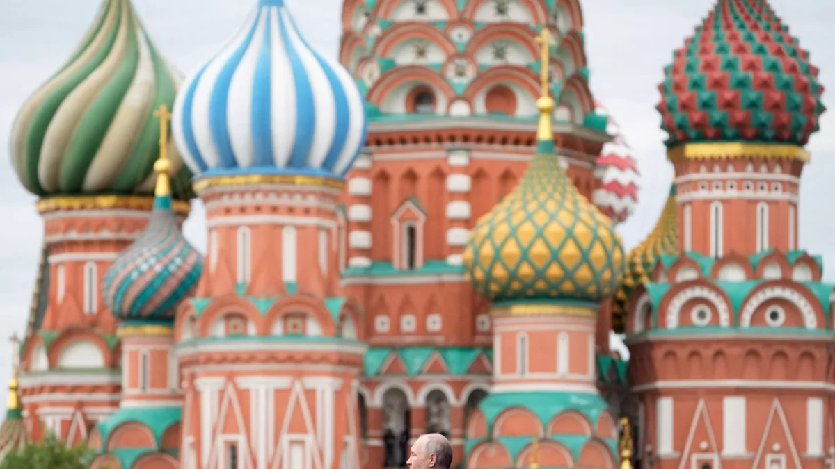 Cérémonie raccourcie, comité restreint : Vladimir Poutine préside des commémorations du 9 Mai sans éclat à Moscou
