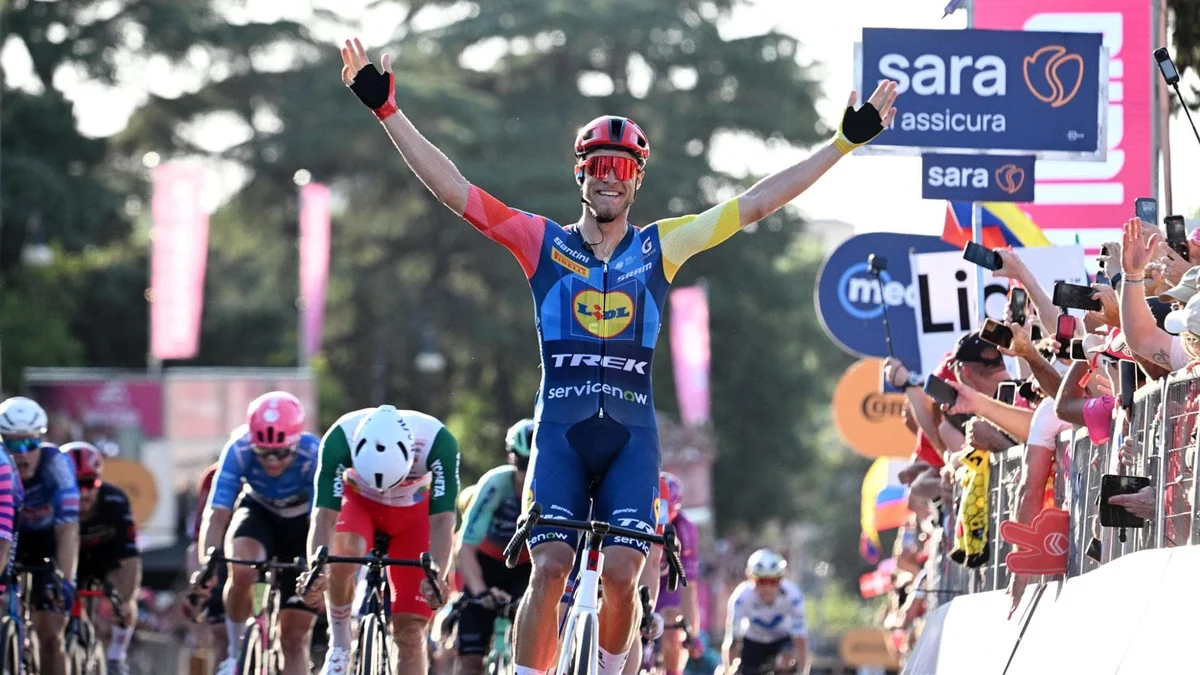 Milan vince la volata di Roma, è il quarto successo di tappa italiano. Il Giro è di Vingegaard