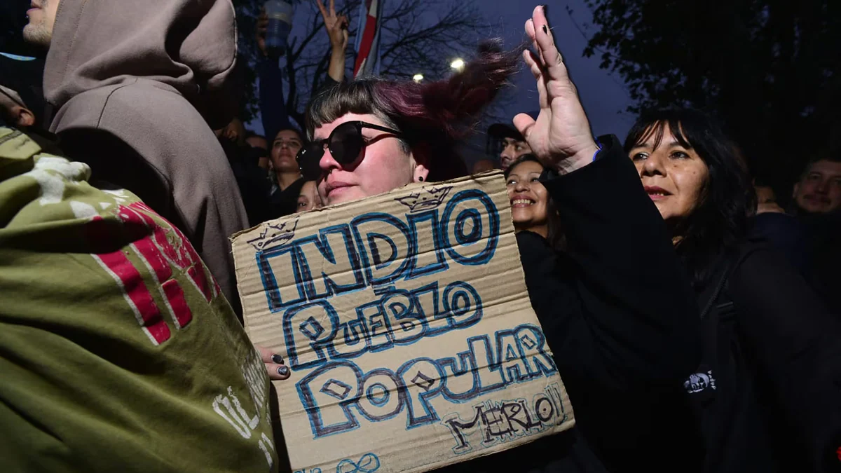 El mensaje político de una multitud unida en el histórico velatorio al Indio Solari y los síntomas de una Argentina rota