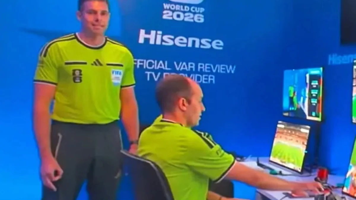 L’arbitro Evans e il gesto del White Power: “Un tic, nessun messaggio". La Fifa archivia il caso