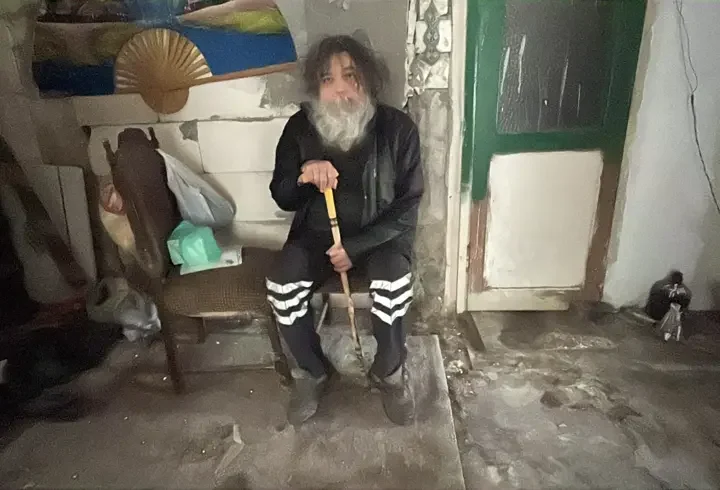 Çöp evden çıkarılıp, barınma merkezine yerleştirildi; görünümü değişti