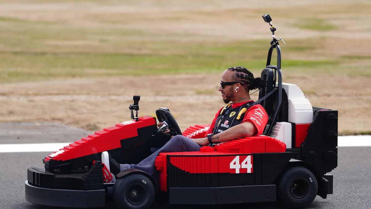 Fernando Alonso gana la carrera de coches construidos con LEGO previa al GP Gran Bretaña