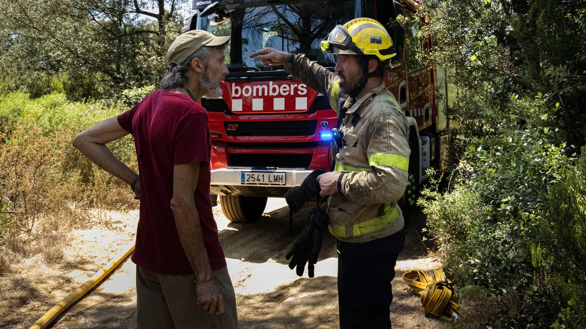 La lucha contra el incendio de vecinos, payeses, forestales y bomberos en Les Gavarres: “Es un toque de atención muy bestia”