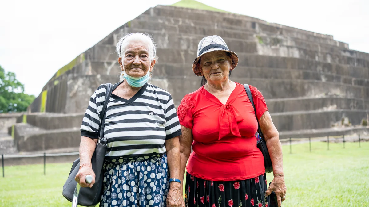 El Salvador: Los adultos mayores de Ilopango realizan una visita al Parque Arqueológico El Tazumal
