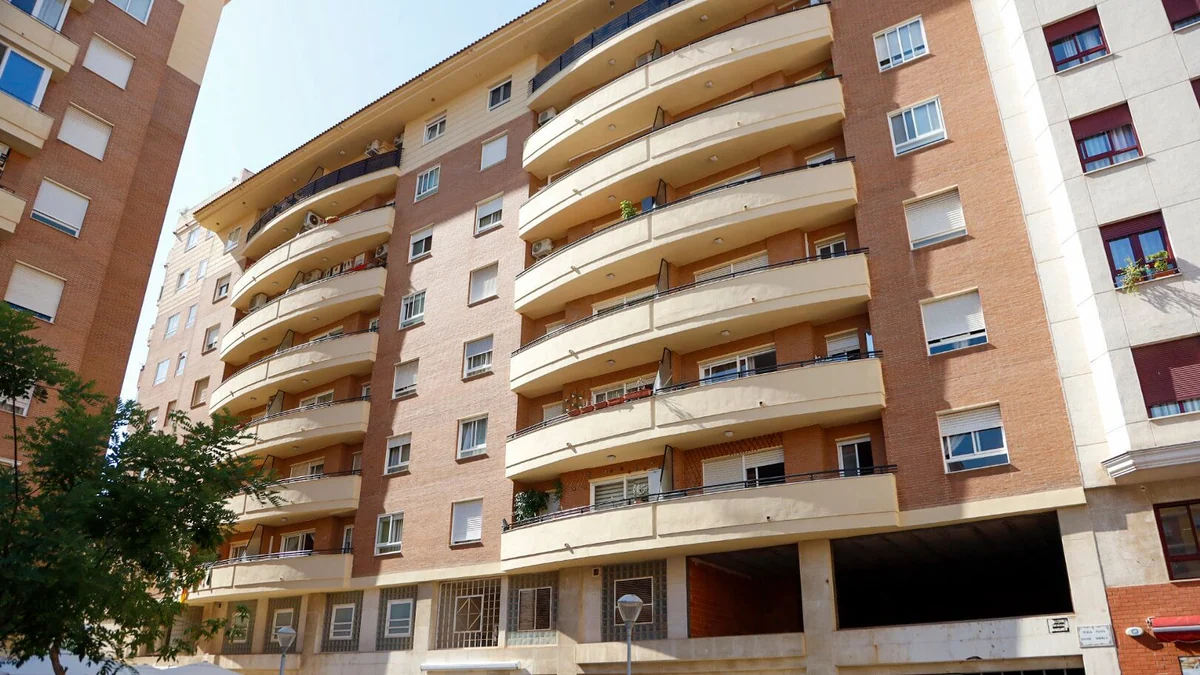 Localizan el cadáver de un hombre en la nevera de un piso de Castellón en medio de un operativo policial por un delito de agresión sexual