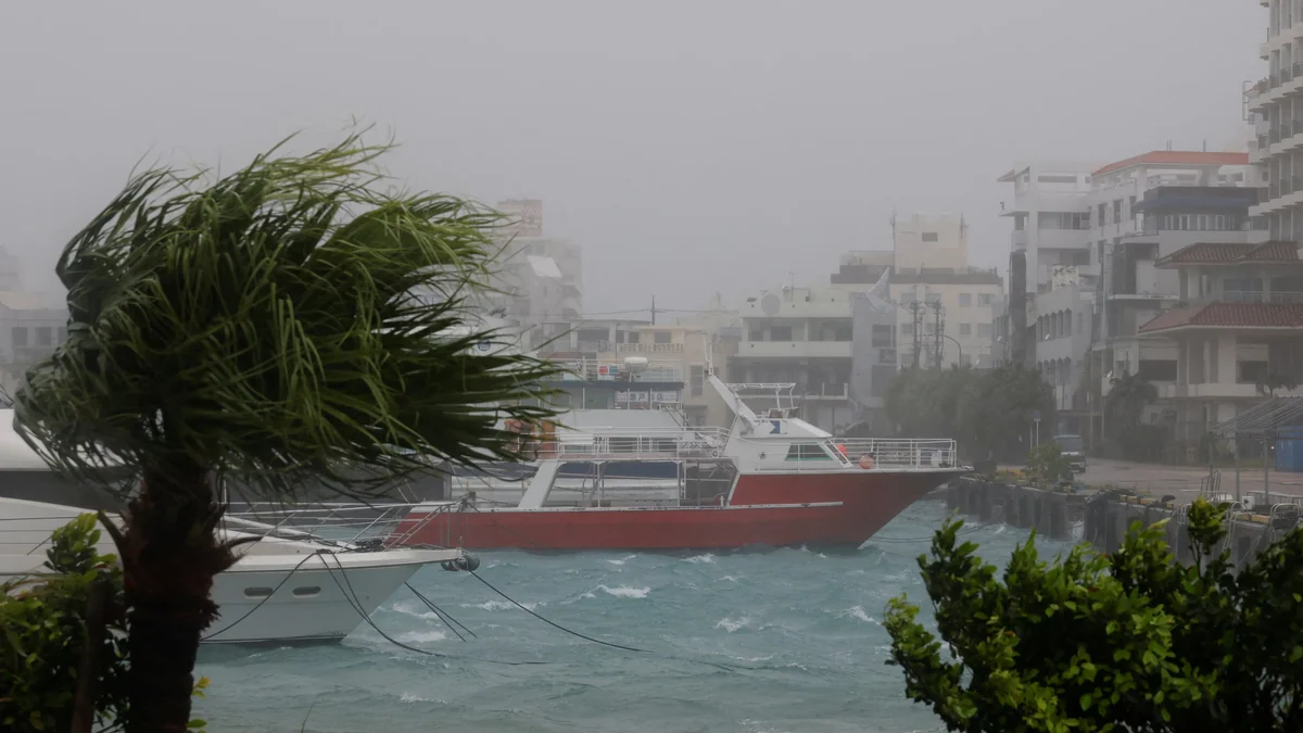 El tifón Bavi comenzó a golpear las islas del sur de Japón y Taiwán mientras China se prepara para el impacto de las tormentas