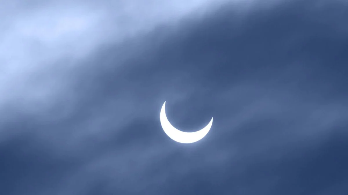 Voici 2 astuces pour observer l’éclipse solaire du 12 août 2026, en plus des lunettes certifiées (et en toute sécurité)