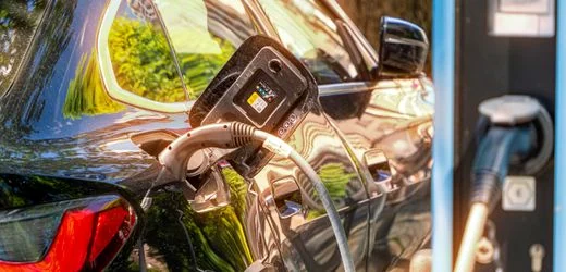Elektroauto-Reichweite: Stromer fahren mit derselben Energiemenge mehr als dreimal so weit wie Verbrenner