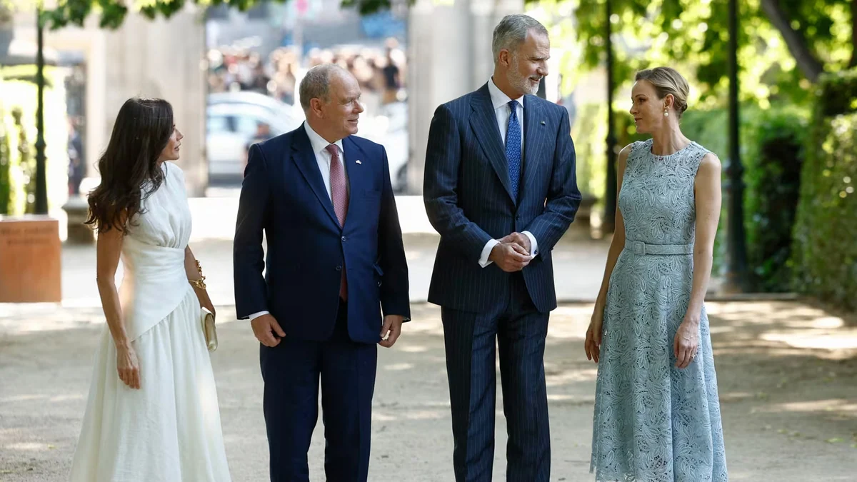 Gestos de complicidad, conversaciones y un estilismo muy en tendencia: lo que no se vio del encuentro entre Felipe y Letizia con Alberto y Charlène de Mónaco