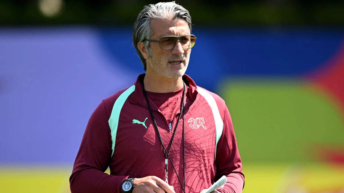 La faceta desconocida del entrenador de Suiza: el “sex symbol” de las gafas virales al que comparan con estrellas de Hollywood