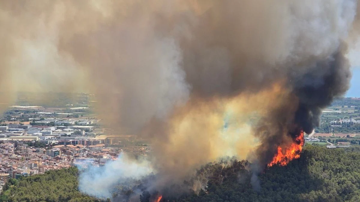 Confinadas 6.000 personas por un incendio en Gavà (Barcelona) en una nueva jornada de fuegos simultáneos en Cataluña