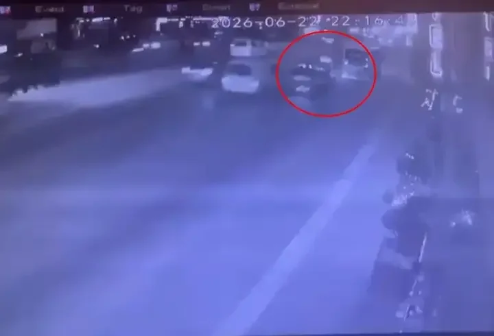 Makas atan sürücü, otomobiliyle motosiklete çarptı: 1 ölü, 1 ağır yaralı