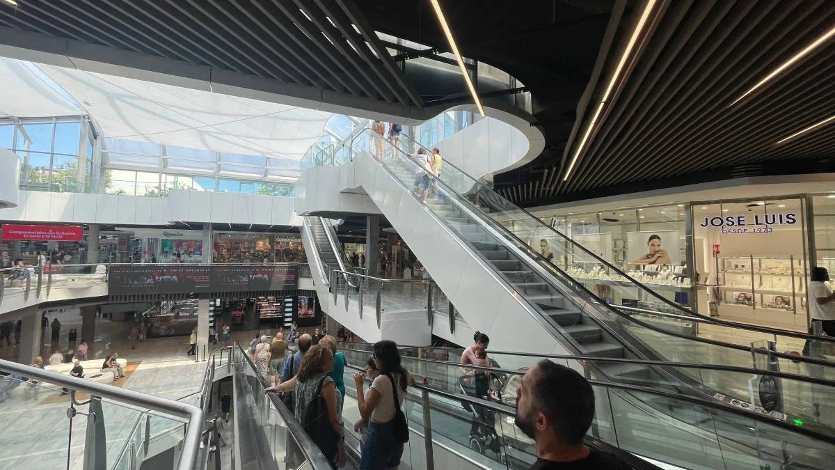 Tres individuos vestidos de militar asaltan a tiros una joyería en el centro comercial La Vaguada
