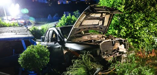 Ennepetal in Nordrhein-Westfalen: Pick-up-Fahrer steuert alkoholisiert in Vorgarten