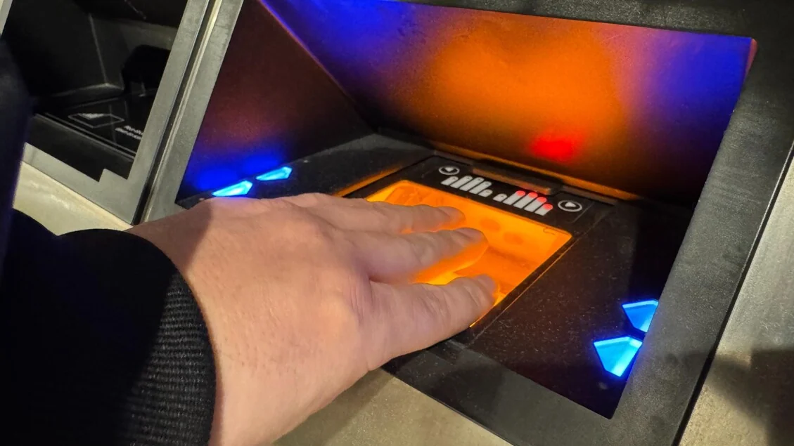 Fiumicino lancia l'allarme code, sospendere i controlli biometrici