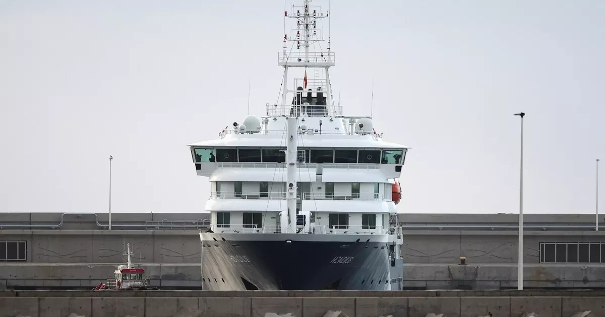 Hantavirus : les images du débarquement sous haute protection sanitaire des passagers du MV Hondius