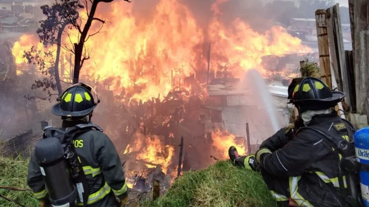 Emergencia en Armenia: voraz incendio arrasó con más de 60 viviendas, dejó al menos 300 damnificados y 10 heridos