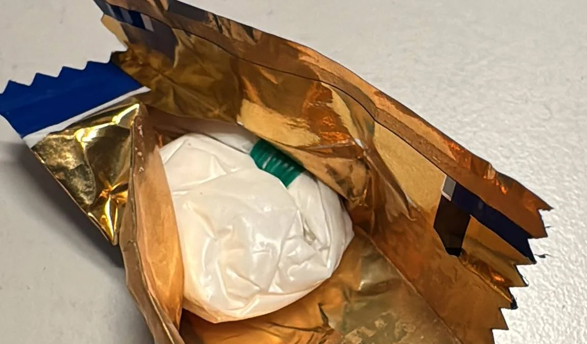 Detenido en Madrid un camello que vendía por teléfono cocaína escondida en bolsas de caramelos idénticas a las originales