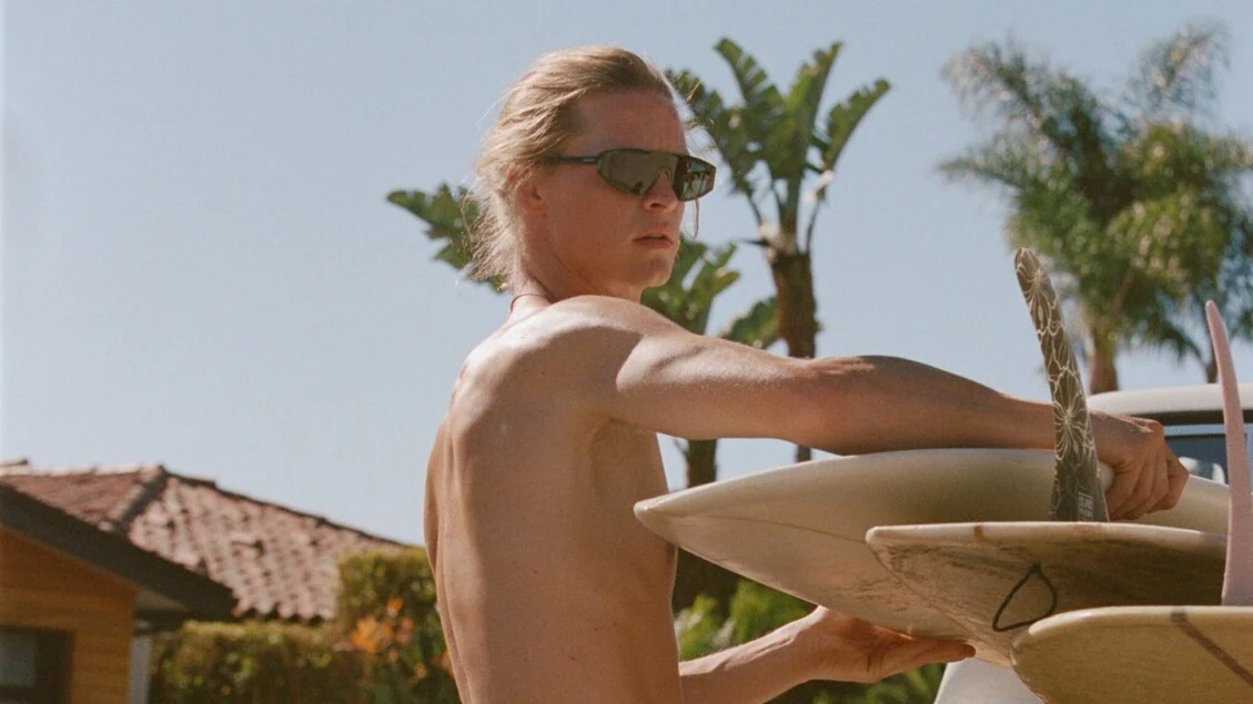 Sundek ritorna alle origini, tra surf e California