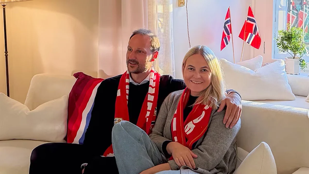 La casa real noruega publica la primera foto de Mette-Marit tras su trasplante de pulmón para celebrar la victoria de su selección