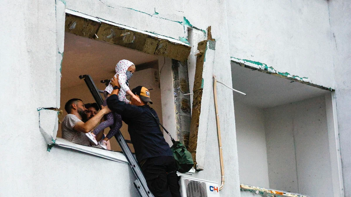 Missili su Kiev, colpito un edificio residenziale: il bilancio sale a 11 morti. 'Crimine di guerra'