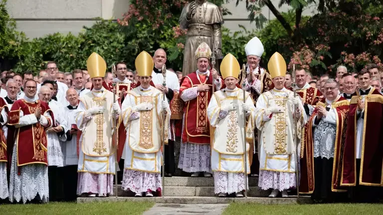 El cisma en la Iglesia se confirma: el Vaticano excomulga a los obispos lefebvrianos nombrados sin autorización del papa