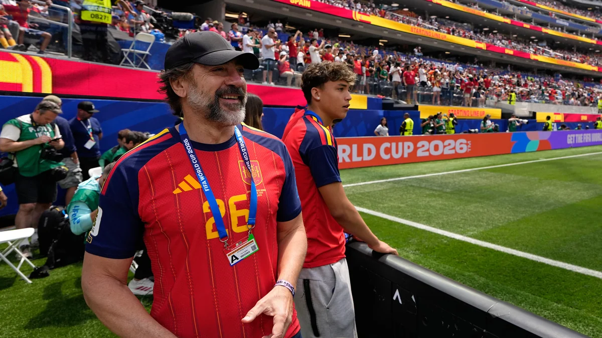 Un San Fermín en el bolso, un Brad Pitt de la suerte y el Bardem más bailongo: los amuletos de España para pasar a semifinales
