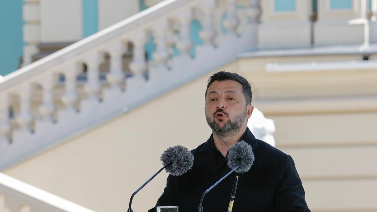 Zelensky: 'Colpite due petroliere della flotta ombra russa e quattro mercantili nel Mar Nero'