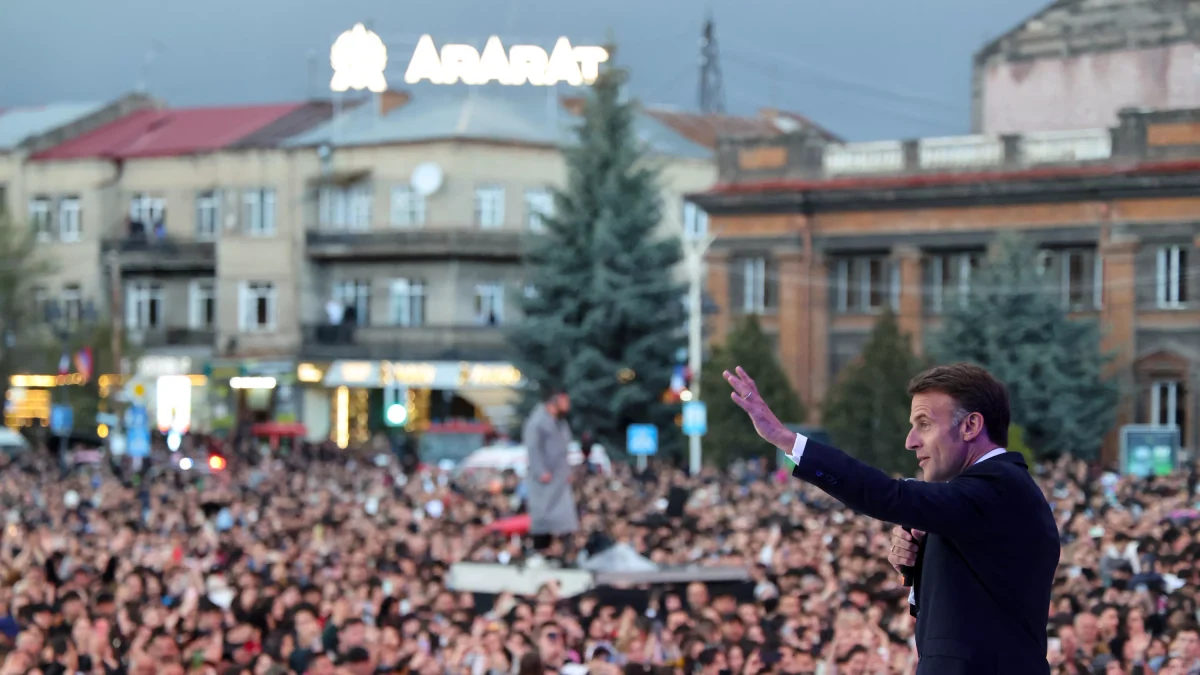 «La France vous aime !» : Emmanuel Macron conclut sa visite d’État en Arménie à Gyumri, sur les lieux du séisme de 1988