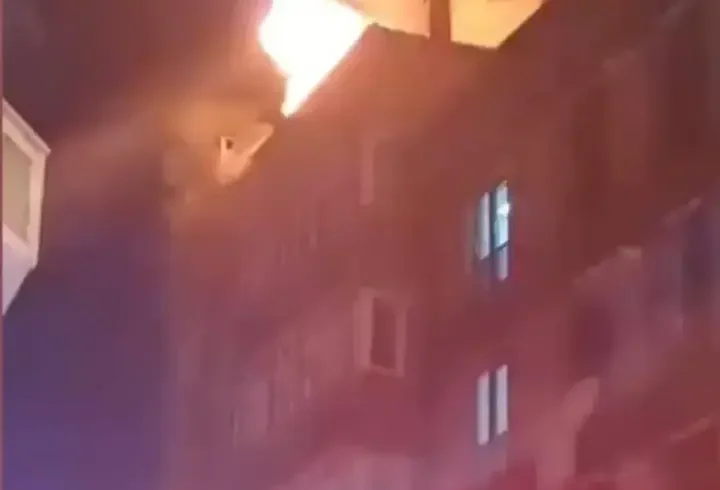 Esenyurt’ta 4 katlı binanın çatısı alev alev yandı