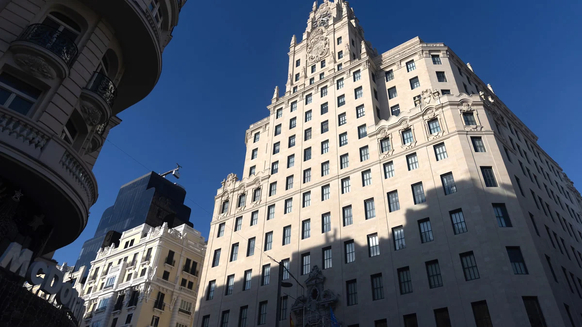 Telefónica vende su sede histórica de Gran Vía al empresario Tomás Olivo por más de 200 millones