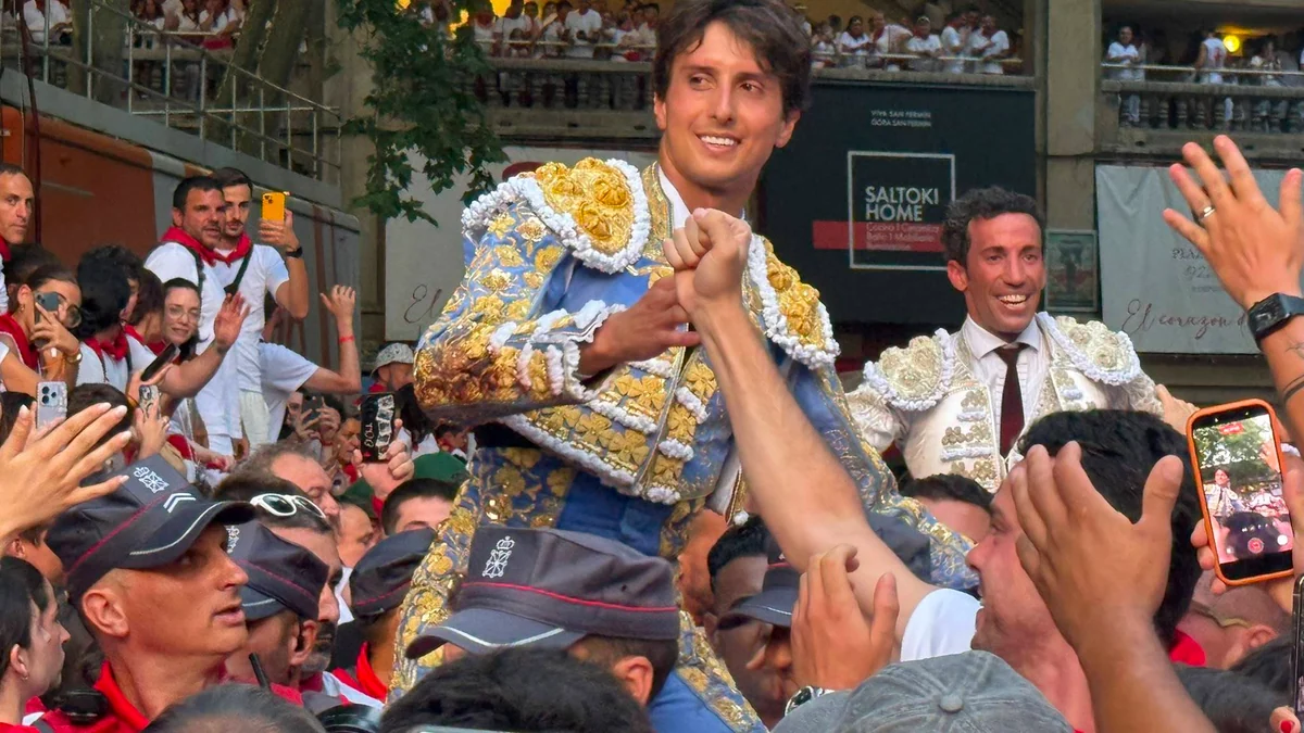 Puerta grande de chirigota para Roca Rey y David de Miranda en Pamplona
