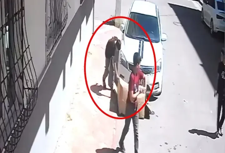 Çocuğun yaktığı karton, otomobili tutuşturdu; o anlar kamerada