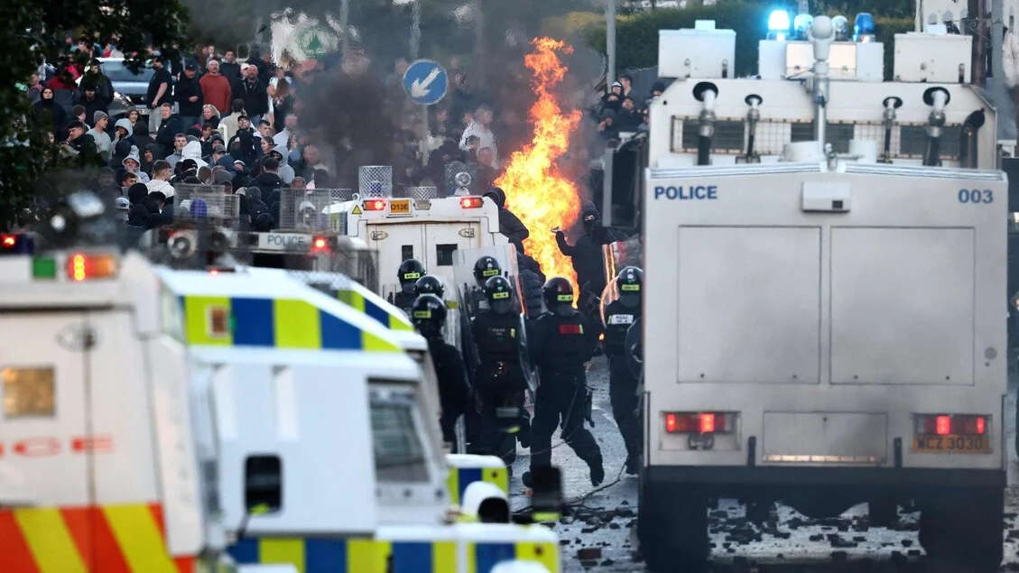 Un'altra notte di tensione a Belfast tra idranti e arresti