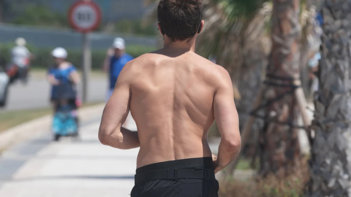 ¿Calor o privilegio? El problema de que los hombres se quiten la camiseta en cualquier parte