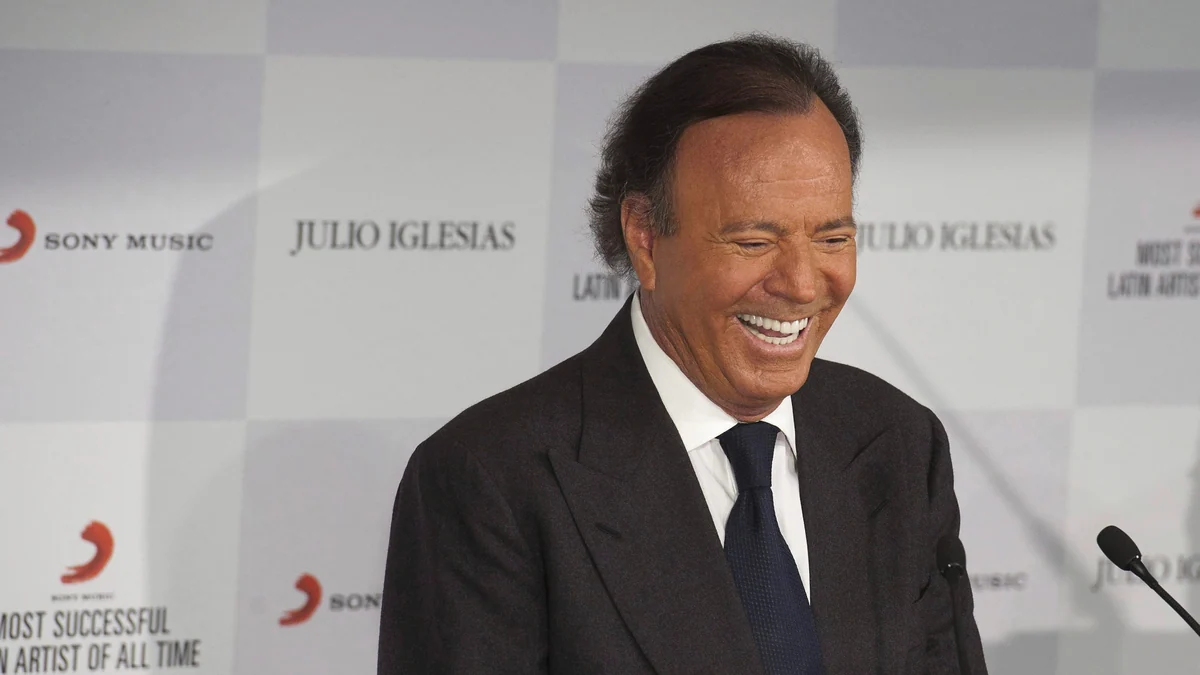 Julio Iglesias demanda a Yolanda Díaz por intromisión al honor y le reclama 50.000 euros