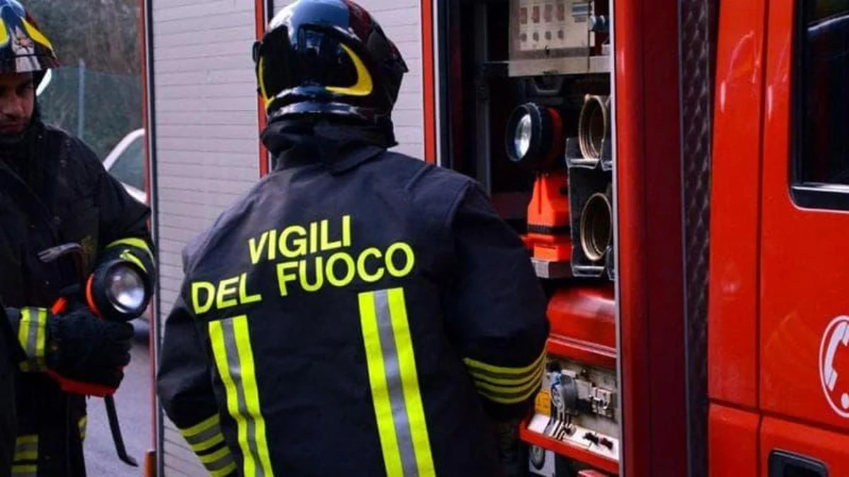 Roma, incendio in un casolare abbandonato a Campagnano: morto un senzatetto