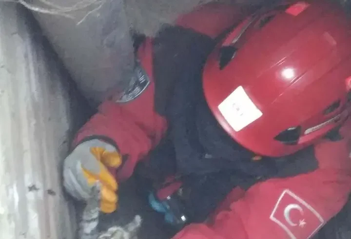 Havalandırma boşluğundaki boruya sıkışan 2 kediyi itfaiye kurtardı