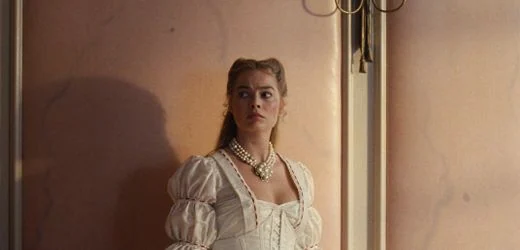 Margot Robbie: Regisseurin Emerald Fennell ärgert sich, dass sie Achselhaare der Schauspielerin nicht gezeigt hat