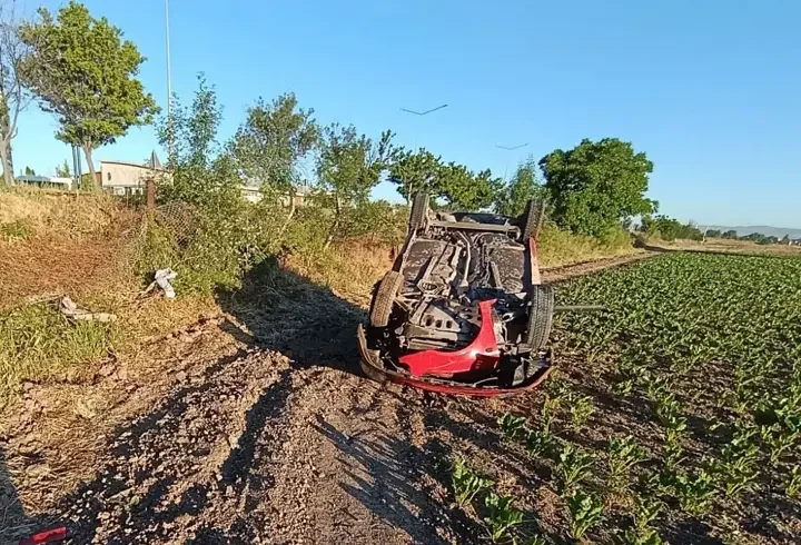 Takla atan otomobildeki 2 kişi yaralandı