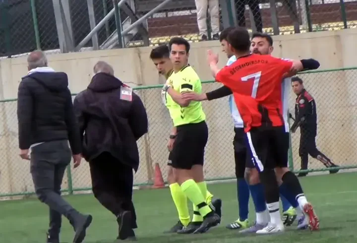 Hakeme yumruk atan futbolcunun takımı, hükmen mağlup sayıldı
