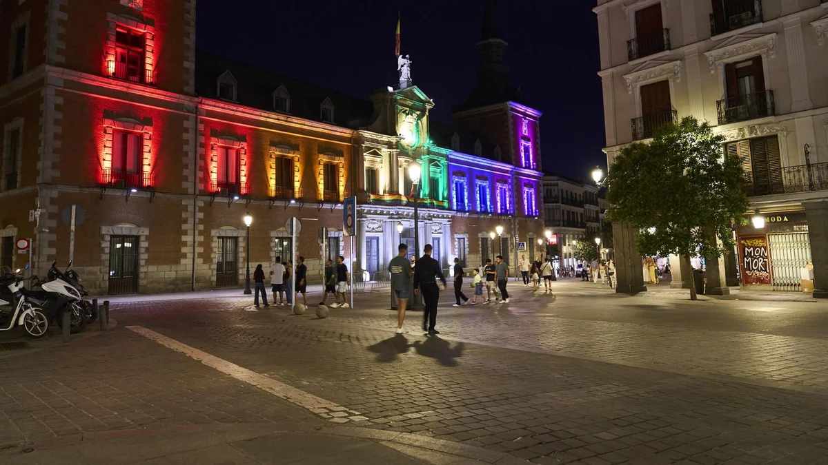 Exteriores ilumina sus sedes y despliega la bandera arcoirís por el Día Internacional del Orgullo LGTBI+