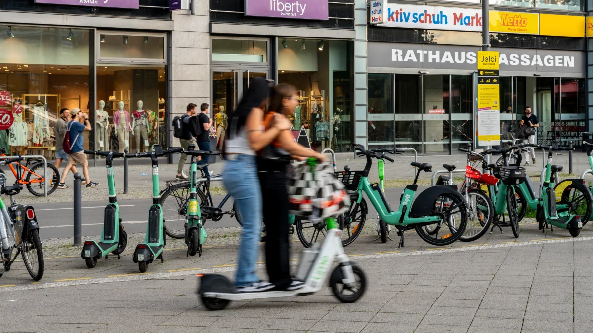 Der Halter soll haften: Die Verkehrsregeln gelten auch für E-Roller-Fahrer!