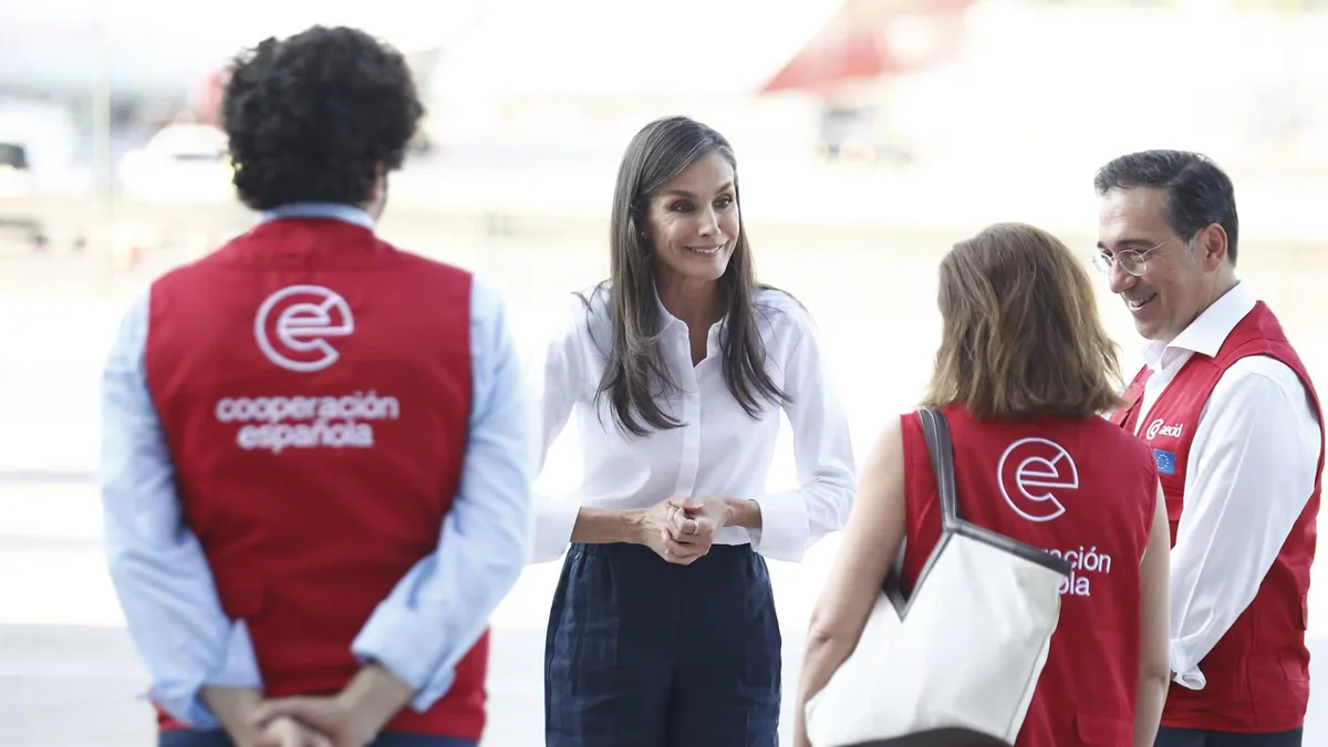 La Reina despide al equipo médico de AECID que viaja a Venezuela: "Acompañáis con profesionalidad y mucho cariño"