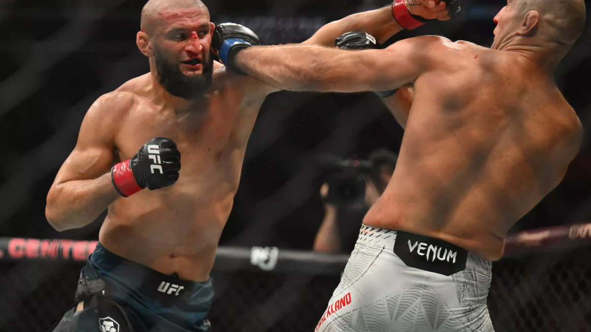 UFC : coup de tonnerre avec le sacre de Strickland qui terrasse Chimaev après un combat de titans