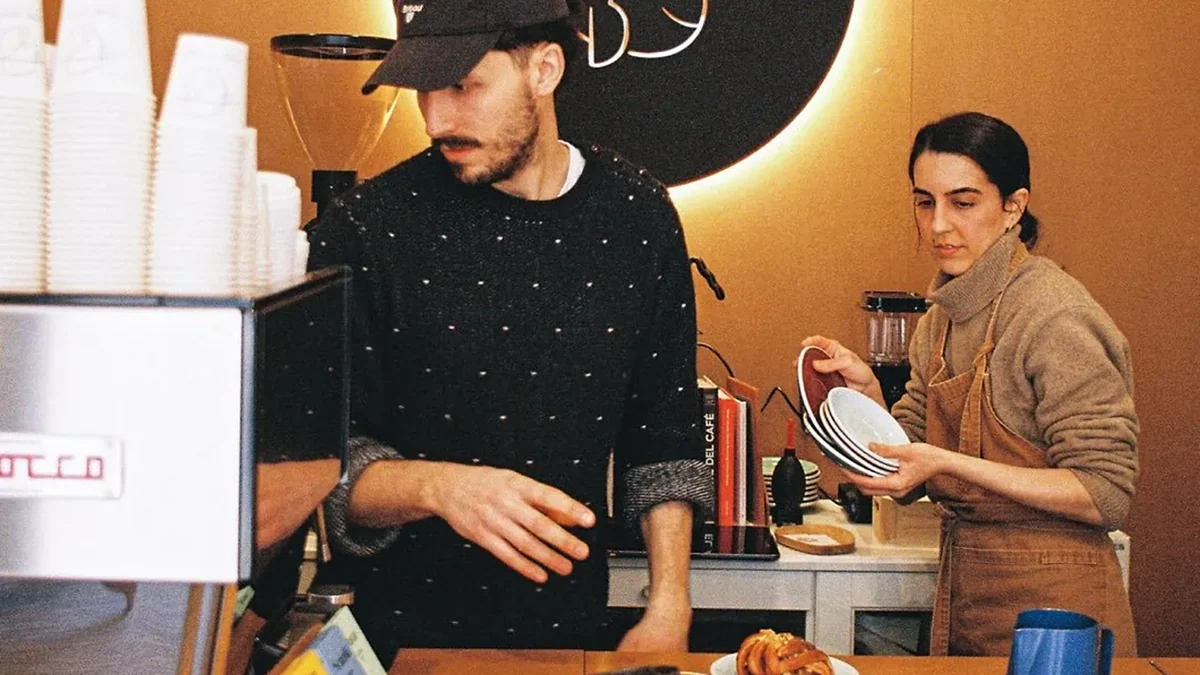 El nuevo local de Doña Bárbara en A Coruña, el café de especialidad con las mejores trenzas y largas colas diarias