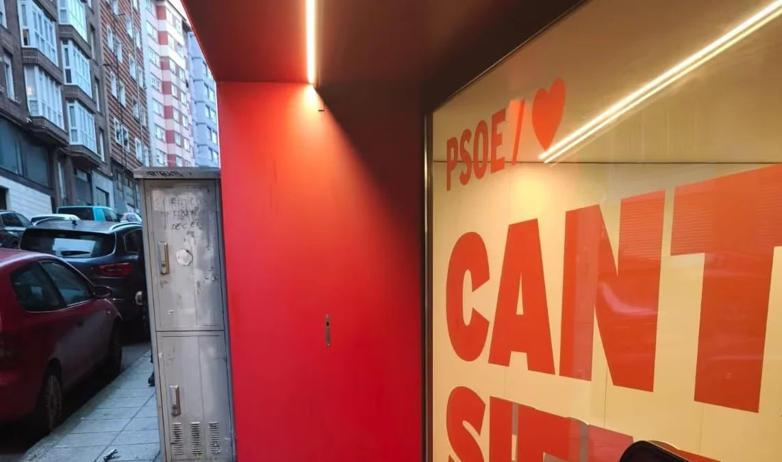 Una jueza propone sentar en el banquillo a dos ultraderechistas por atacar con explosivos la sede del PSOE de Santander durante una charla