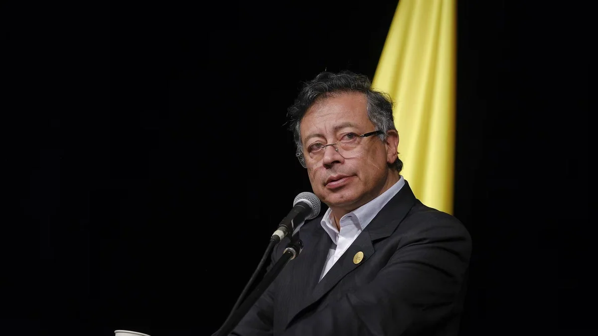 Petro acusa a De la Espriella de "despedazar la Constitución" y ganar las elecciones "con ayuda extranjera"